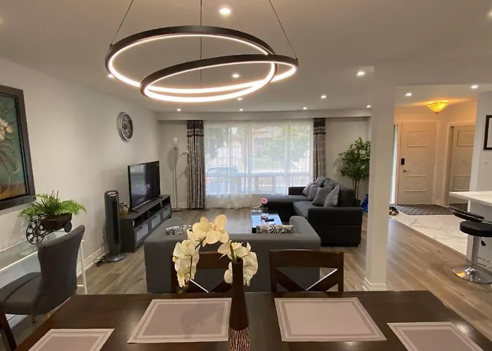 Spectacular 3 Bedroom 2 Wr House - Close To Airport