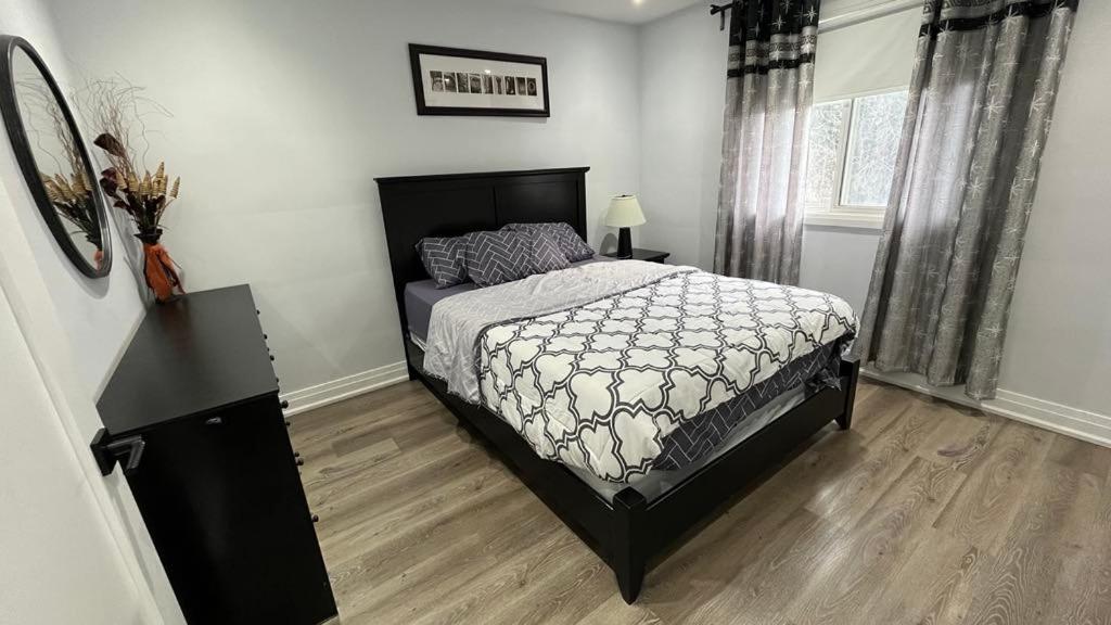 Spectacular 3 Bedroom 2 Wr House - Close To Airport Apartment Toronto